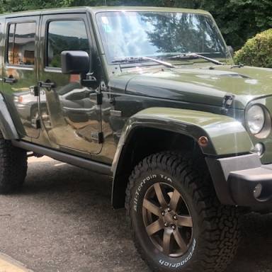 JKU mit 2.5 Zoll JKS und 35 ern in 18 Zoll