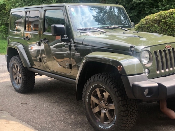 JKU mit 2.5 Zoll JKS und 35 ern in 18 Zoll